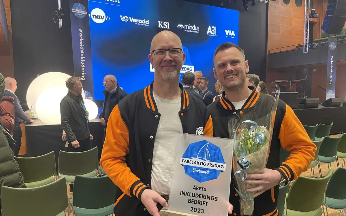 Kåret til årets inkluderingsbedrift: Sørlandschips stakk av med gjev tittel under den første gjennomføringen av Fabelaktig Fredag Sørlandet. Mottaker av prisen er fabrikk- og produksjonssjef Kjartan Rønvik og kvalitetssjef Stian Madsen Stokmo.