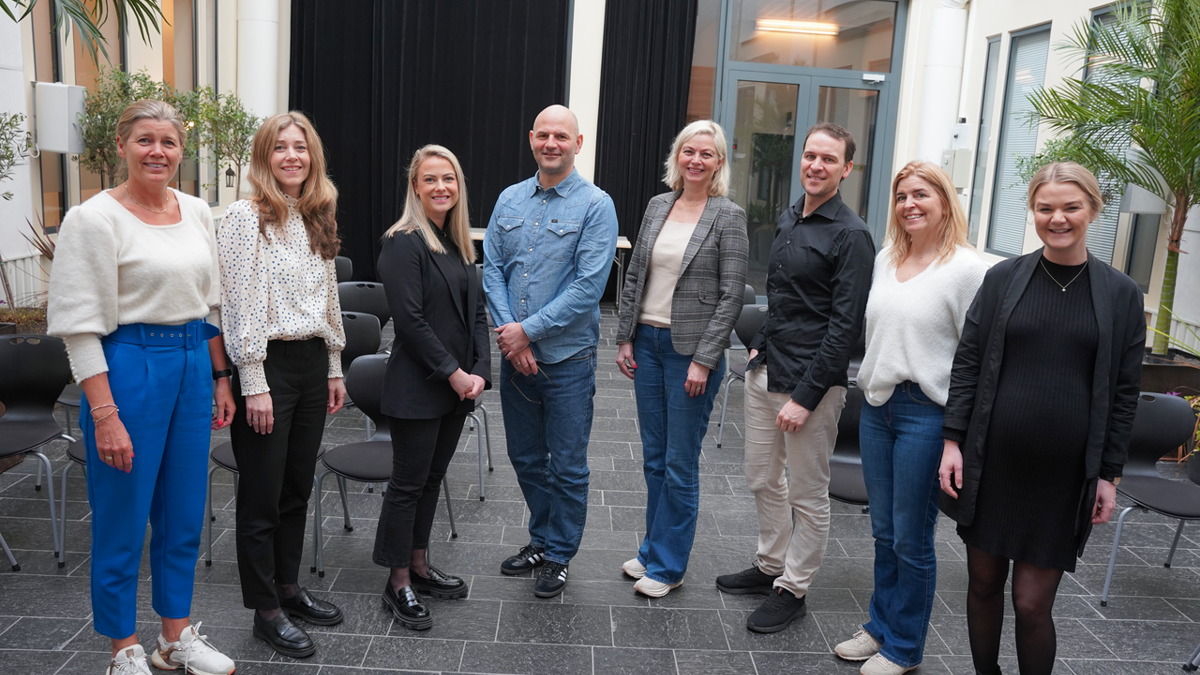 Ressursgruppen Flere i arbeid har bidratt til å utvikle Bedriftspakken. Fra venstre: Lene Merethe Liodden (MIL og NEW), Hege Gabrielsen (PwC) Anna Kristine Ravnaas (Næringsforeningen), Jan Berhus (Brandsdal Group), Randi Granvold (Advokatfirma Tofte), Rolf Michaelsen (Qualified Professionals), Tina Sødal (Arkivet) og Helena Frustøl Andås (Næringsforeningen). I tillegg er Hege Nilsen (Varodd Arbeid og inkludering), Kristin Frigstad (Clarion Hotel Ernst) og Trond Bjorvand (Bitpro) med i ressursgruppen. 