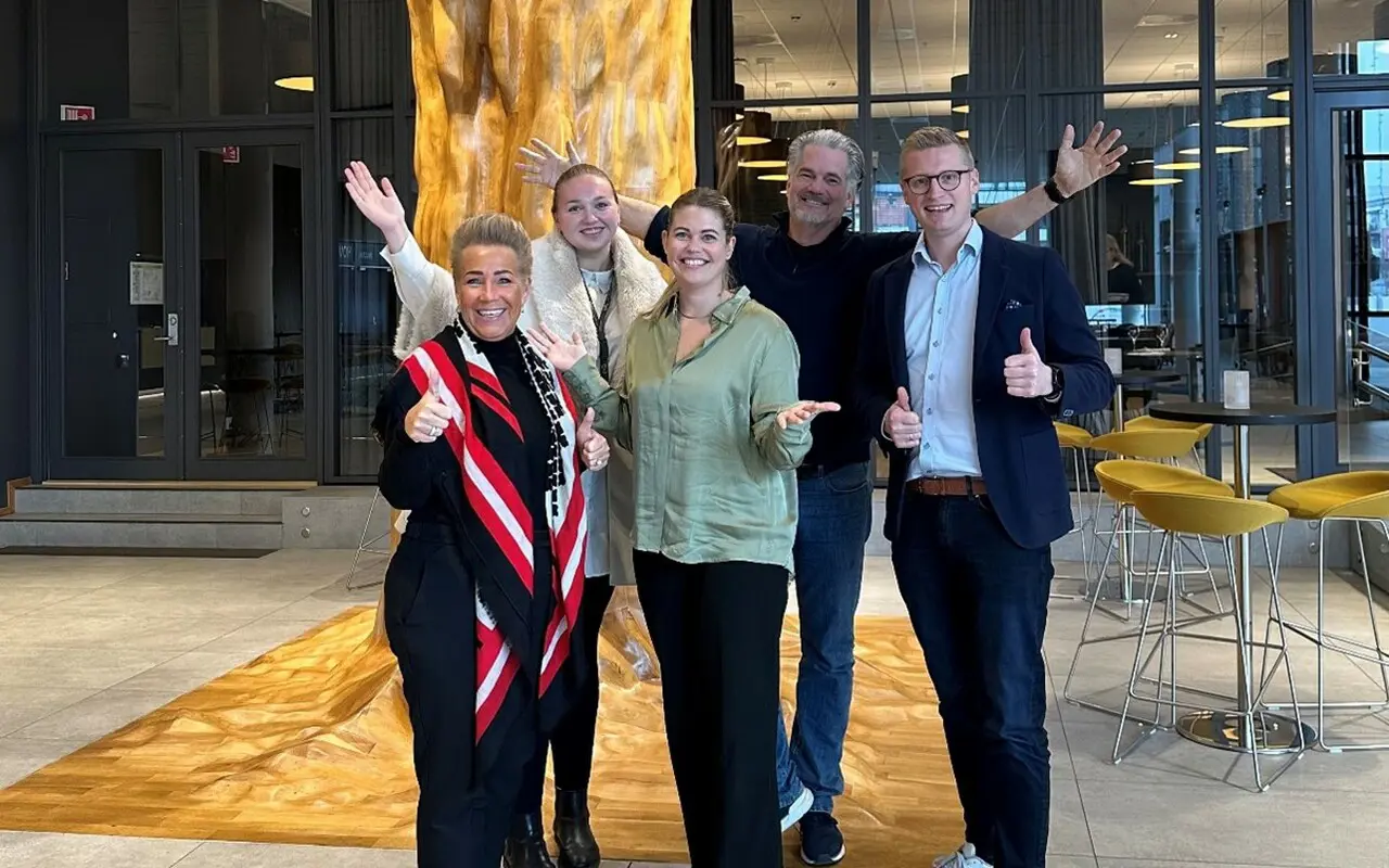 Ny ledergruppe som skal drive den kommersielle utleievirksomheten i Q42 videre. Foran fv.: Daglig leder Line Byremo, Hotell- og arrangementsansvarlig Therese Wigardt, Salgs- og markedsansvarlig Tor Marius Markussen. Bak fv: Regionsjef Sør Martin Graham og Administrativ leder Rebecca Paulsen. Foto: Madhuset / Kristiansand kongressenter