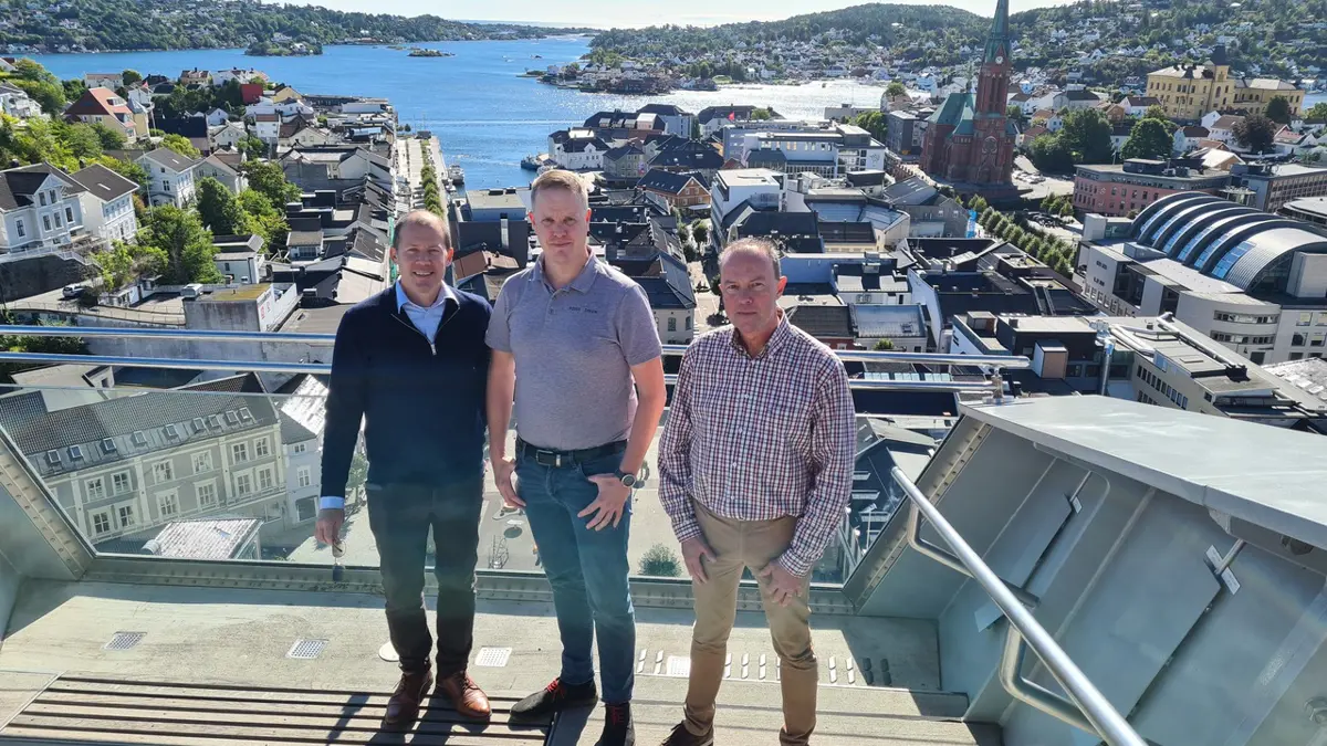 Seniorkonsulenter i Point Taken, Tord Støme, Torstein Elvrum og Luc Marolt, med Arendal sentrum i bakgrunnen.
