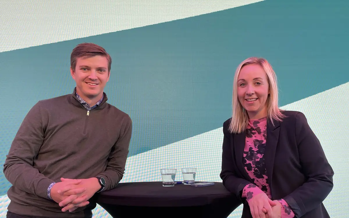 Ivar Bergem Strand (PwC) og Ingrid Michalsen (Næringsforeningen) presenterte resultatene fra Løypemelding Bærekraft 2022.