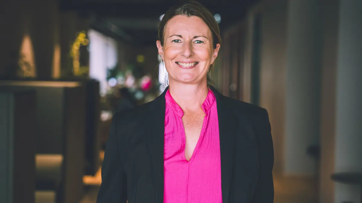 Nora Clarke er ny hos Næringsforeningen, og skal jobbe med å kartlegge bedriftenes evne til å tiltrekke seg, inkludere og beholde internasjonal arbeidskraft. (Foto: Henrik K. Assmann.)