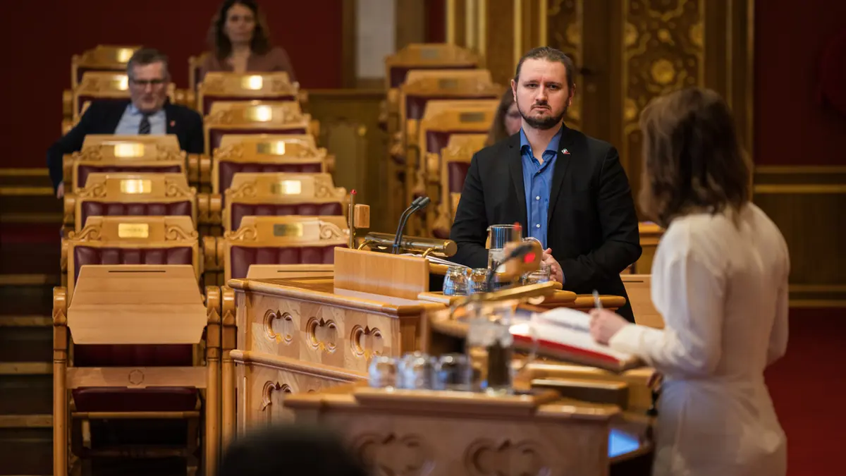 Freddy André Øvstegård (SV) er leder av arbeids- og sosialkomiteen som mottar innspill om hvordan regjeringen bør jobbe for å redusere utenforskap. Her med arbeids- og inkluderingsminister Tonje Brenna (A). Foto: Peter Mydske/Stortinget.