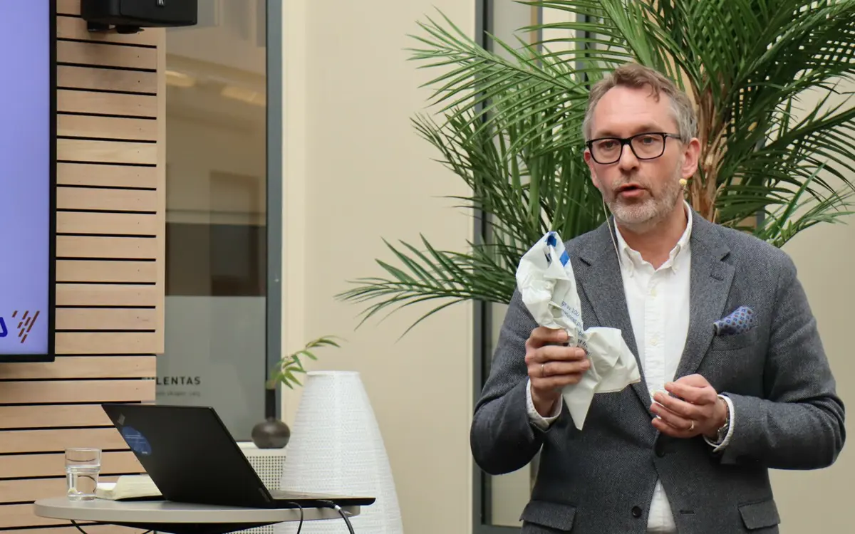 - Dette er en bærepose i plast fra Jernia, litt gulere enn de vanlige, og mer bærekraftig. Den er produsert av resirkulert plast på en fabrikk i Bykle. Den koster oss 7 øre mer per pose enn om vi skulle produsert den i Polen som før. Men det er verdt det, sier administrerende direktør Espen Karlsen i Jernia, som hold et meget engasjerende innlegg under Næringsforeningens 123-bærekraftskurs, torsdag 28. april.