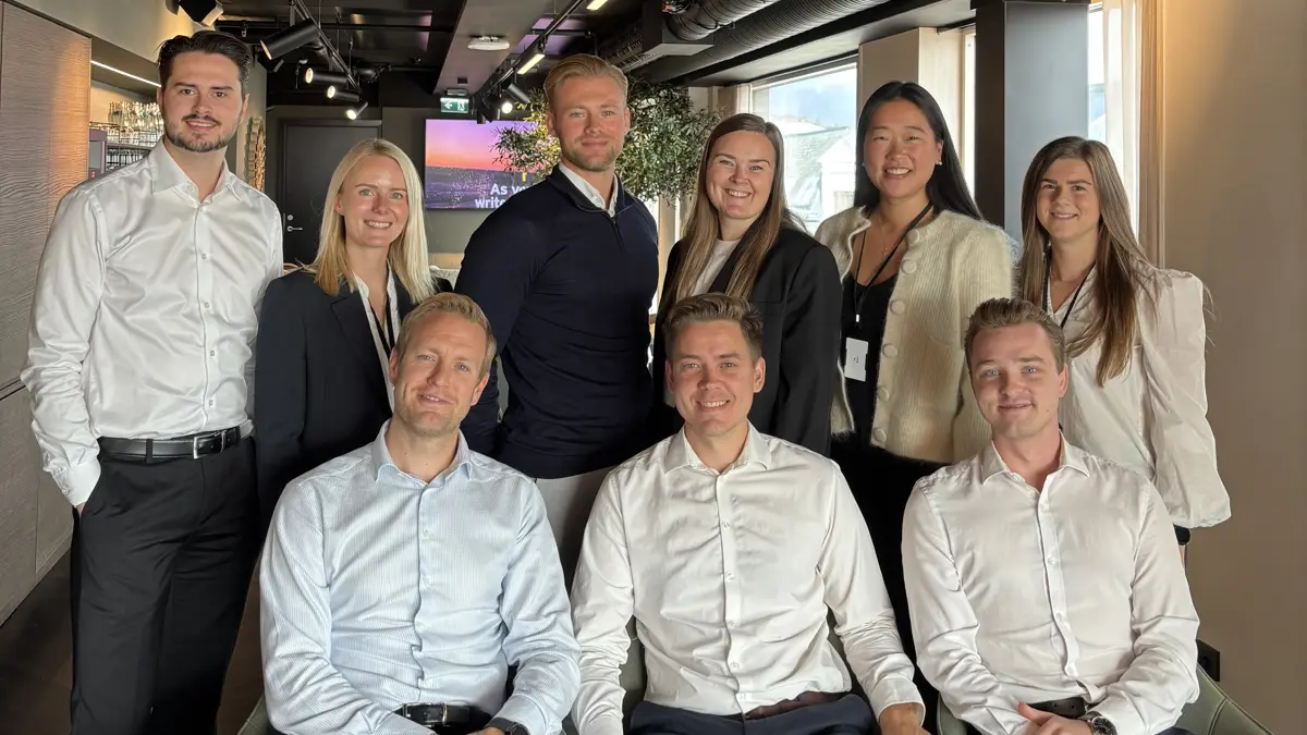 Flere nye er på plass hos EY Kristiansand. Bak fra venstre: Thomas Honnemyr, Ive Susanne Neset, Markus Martinsen, Margit Elise Tveiten, Luying Yao og Julie Berg. Foran fra venstre: Kjell Inge Torkelsen, Eirik Steen Hopen og Harald Bjordal.