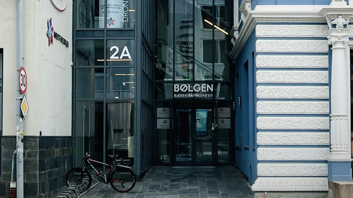 Inngangen til Bølgen bærekraftsenter i Kristiansand, hvor Aksent Arkitekter nå har kontor. Adressen er Vestre Strandgate 12, med inngang fra Dronningens gate 2A. Foto: Aksent Arkitekter.