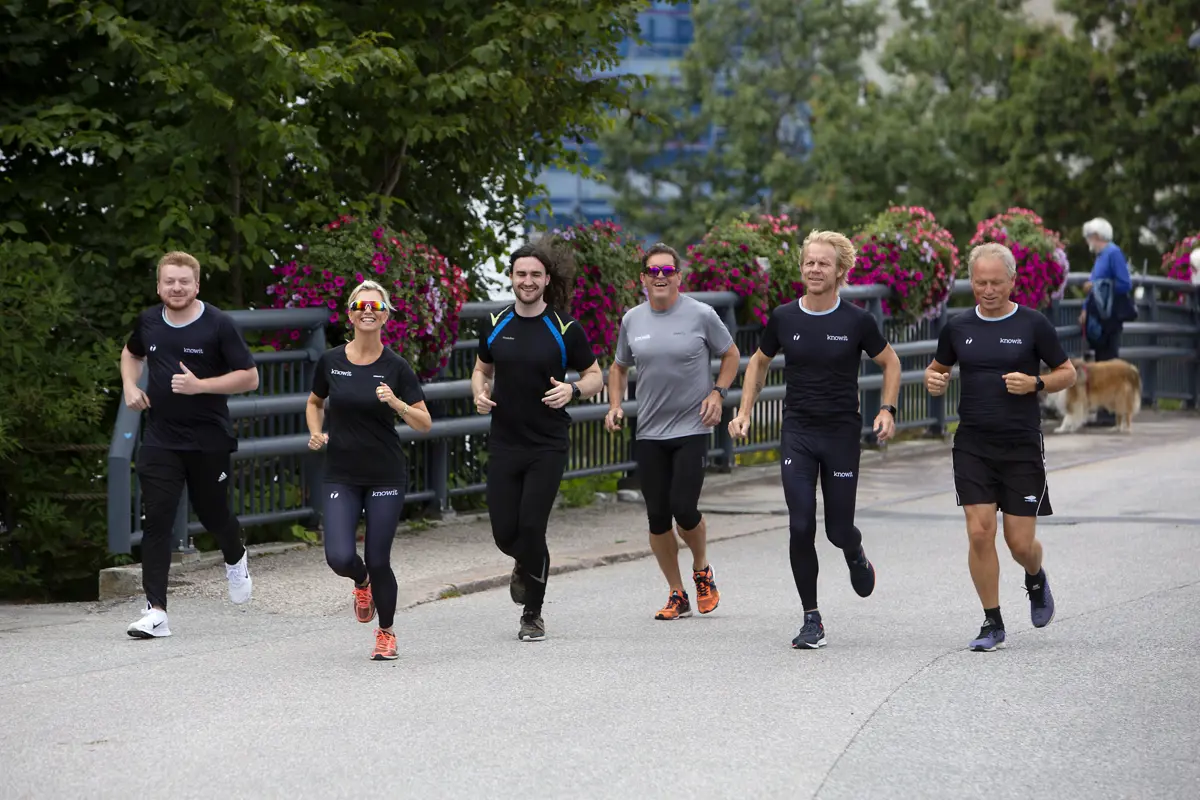 Stemningen er på topp på den ukentlige løpeturen til Wojciech Bassara, Eline Benneche Gulsrud, Trym Staurheim, Karl Fiegl, Jan Nordlid og Morten Rosenberg.