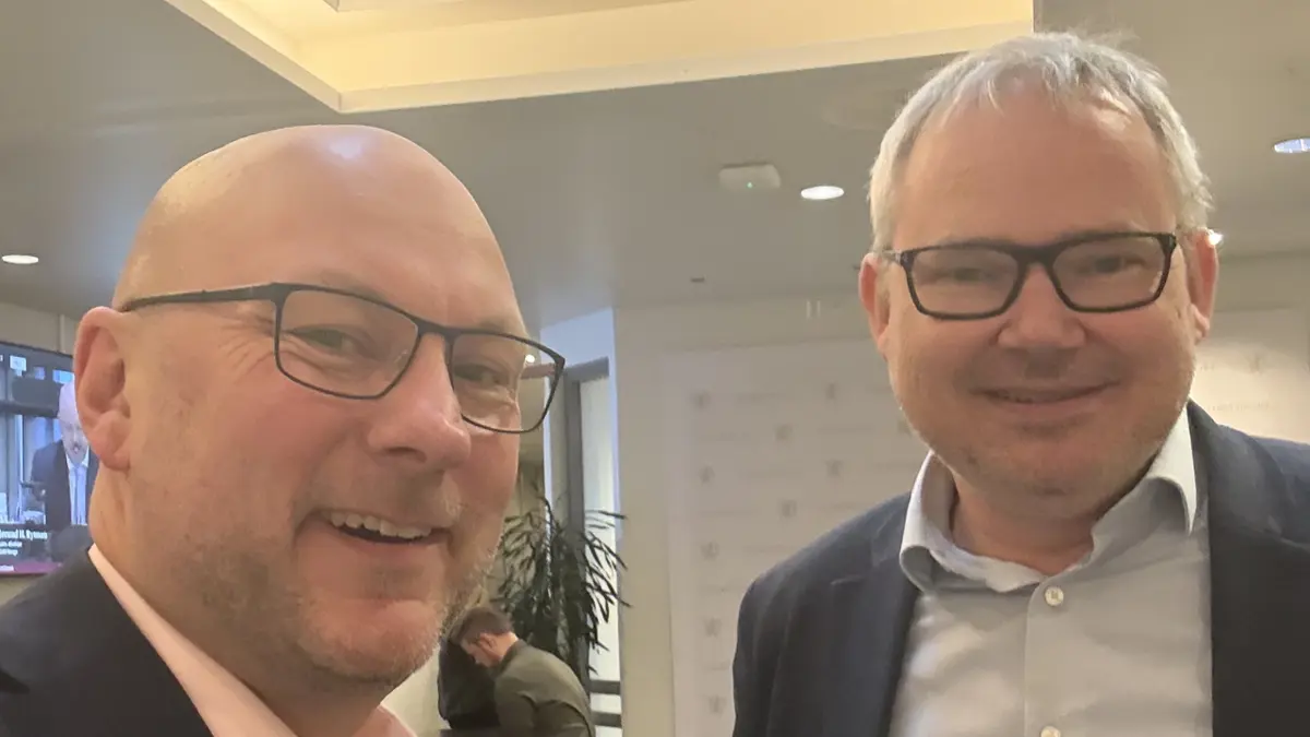 Tormod Andreassen og Roar Osmundsen, næringspolitiske ledere i henholdvis Næringsforeningen i Stavanger og Næringsforeningen i Kristiansand reiste til Oslo og Stortinget for å avgi høringsuttalelse på gründermeldingen. Foto: Privat