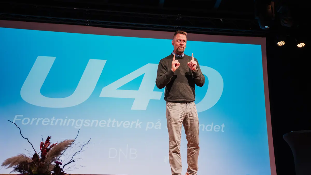 «Er det noen her som foretrekker utydelighet fremfor tydelighet?» Geir "Fenriken" Aker serverte publikum en rekke tankevekkere, torsdag kveld. (Foto: South Coast Creative.)