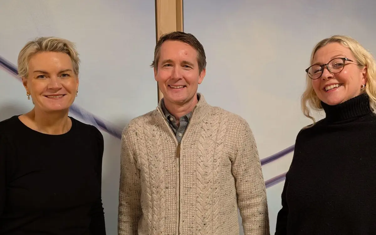 Heidi Sørvig, leder Kvadraturforeningen, Trond Reinhardsen, seksjonsleder fag- og yrkesopplæring Agder fylkeskommune og Wenche Fjell Gundersen, avdelingsleder salg, service- og reiseliv Kristiansand katedralskole Gimle. (Foto: Privat.)