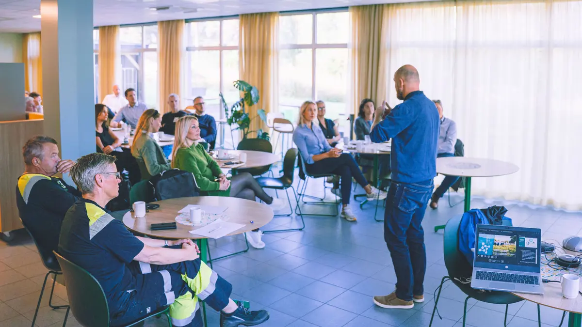 Navs rekrutteringsrådgiver Rune Nordbø lanserte Bedriftspakken til Birkelandsbedrifter. (Foto: Henrik K. Assmann.)