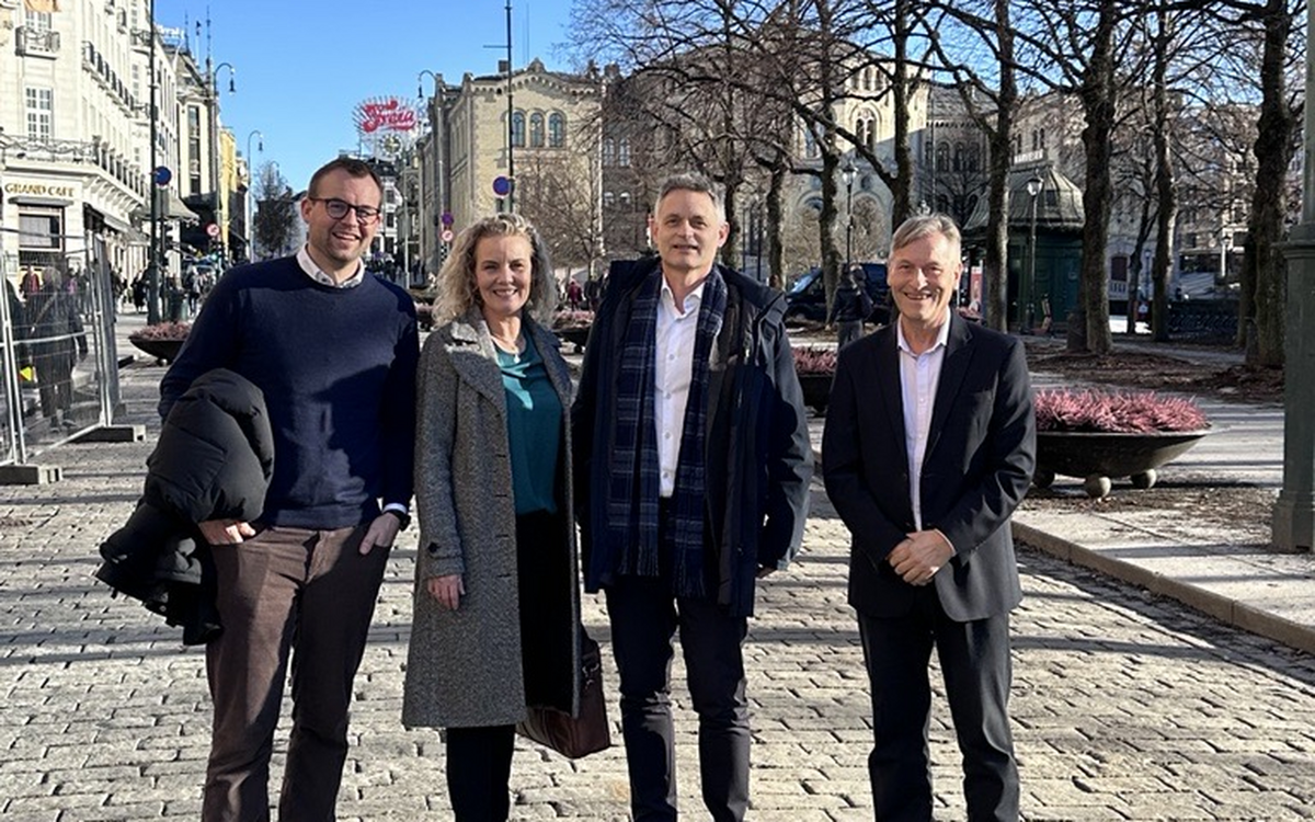 Stortingspolitikerne Kjell Ingolf Ropstad og Gro-Anita Mykjåland fikk anledning til å se lokalene sammen med adm. direktør i Næringsforeningen, Trond Backer og Bjørn Næss adm. direktør i Oslo Handelsstands Forening. Nå er leieavtale signert.