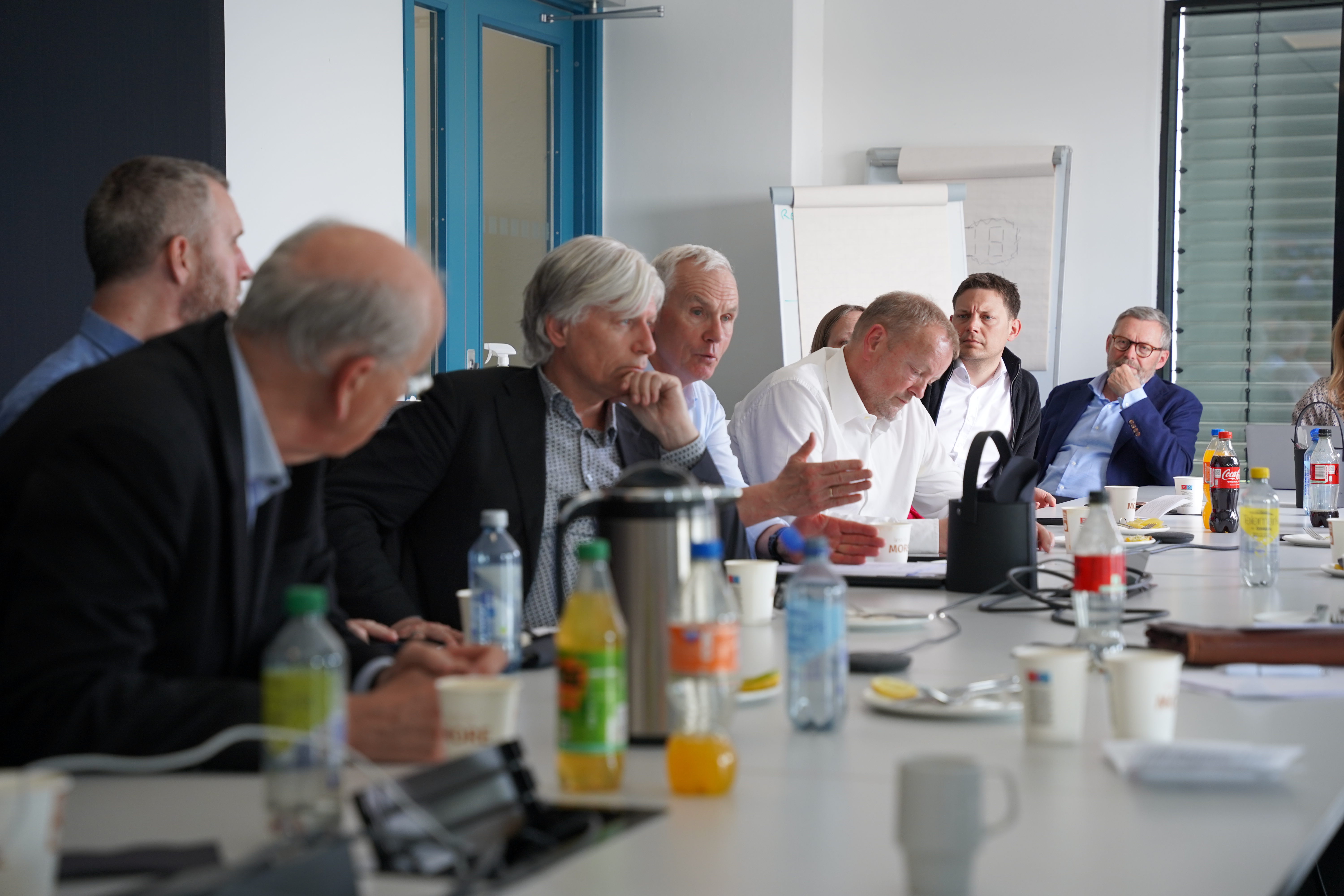 Nils Gjelsten, administrerende direktør i Glencore Nikkelverket sammen med representanter fra energi- og miljøkomiteen. 