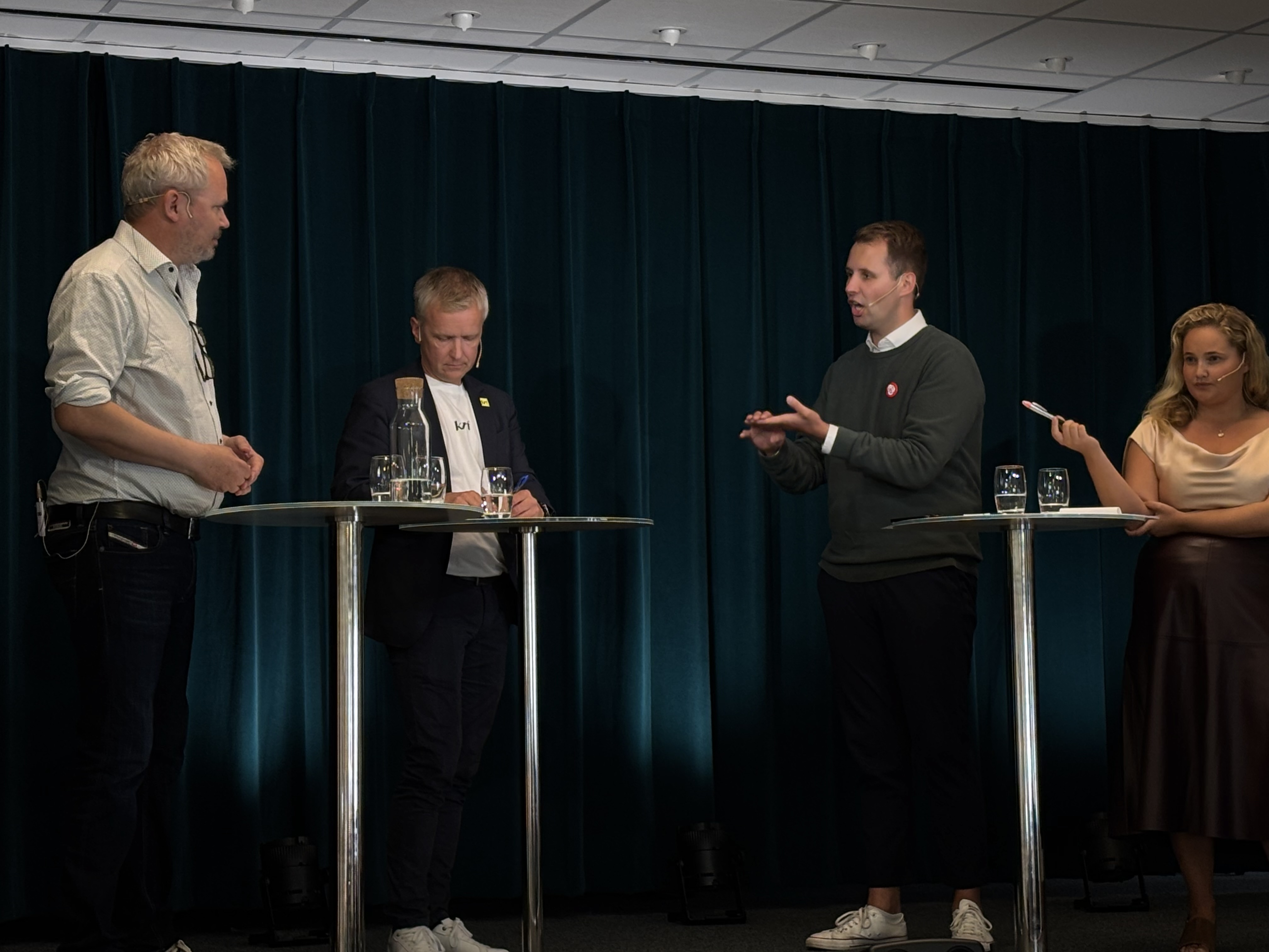 Roar Osmundsen (Næringsforeningen) med Jørgen Kristiansen (KrF), Kai Steffen Østensen og Amalie Gunnufsen (H).