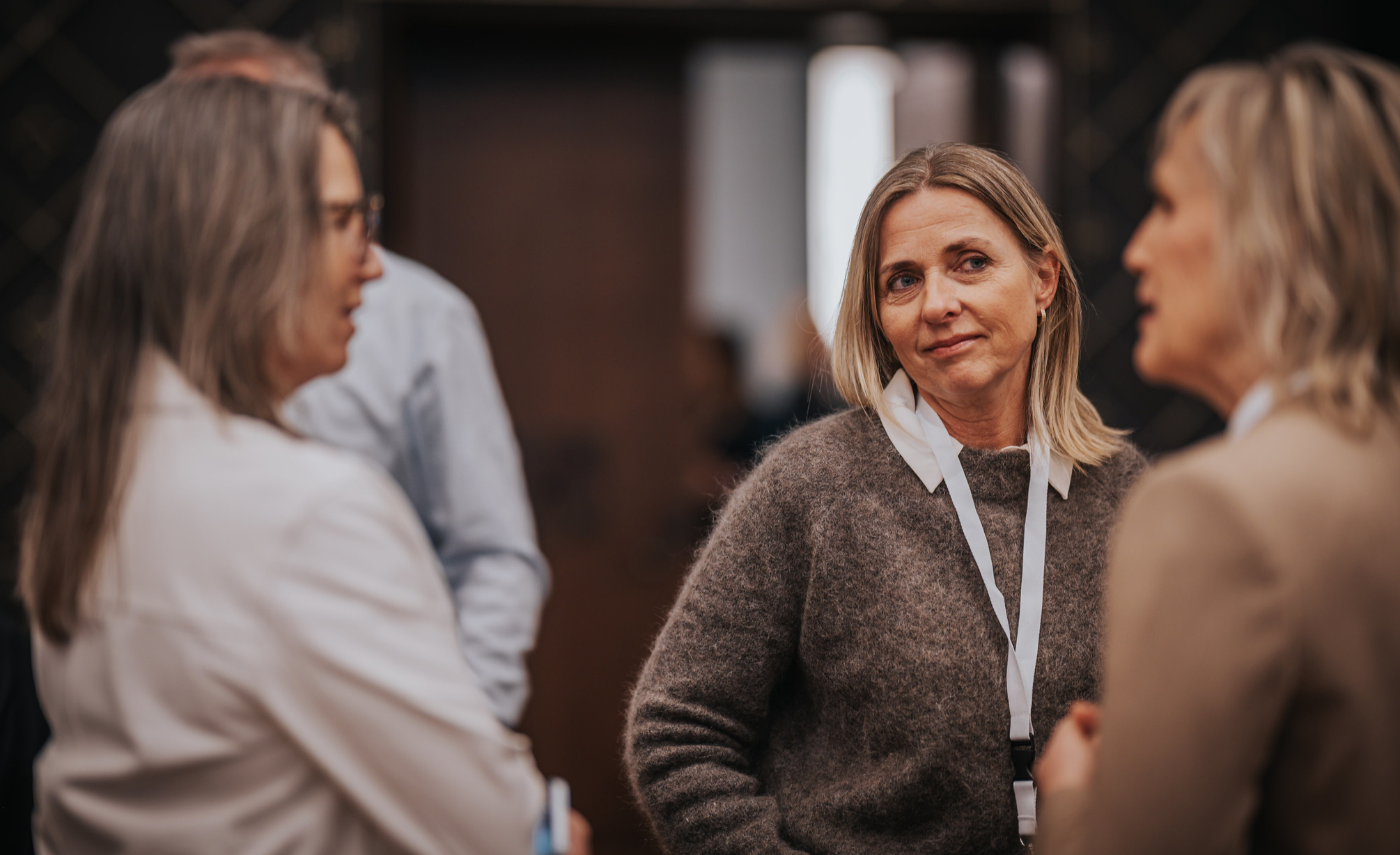 Anne Marit Thomassen fra næringsforeningen i samtale med kolleger fra andre deler av landet. Anne Marit Thomassen fra næringsforeningen i samtale med kolleger fra andre deler av landet.