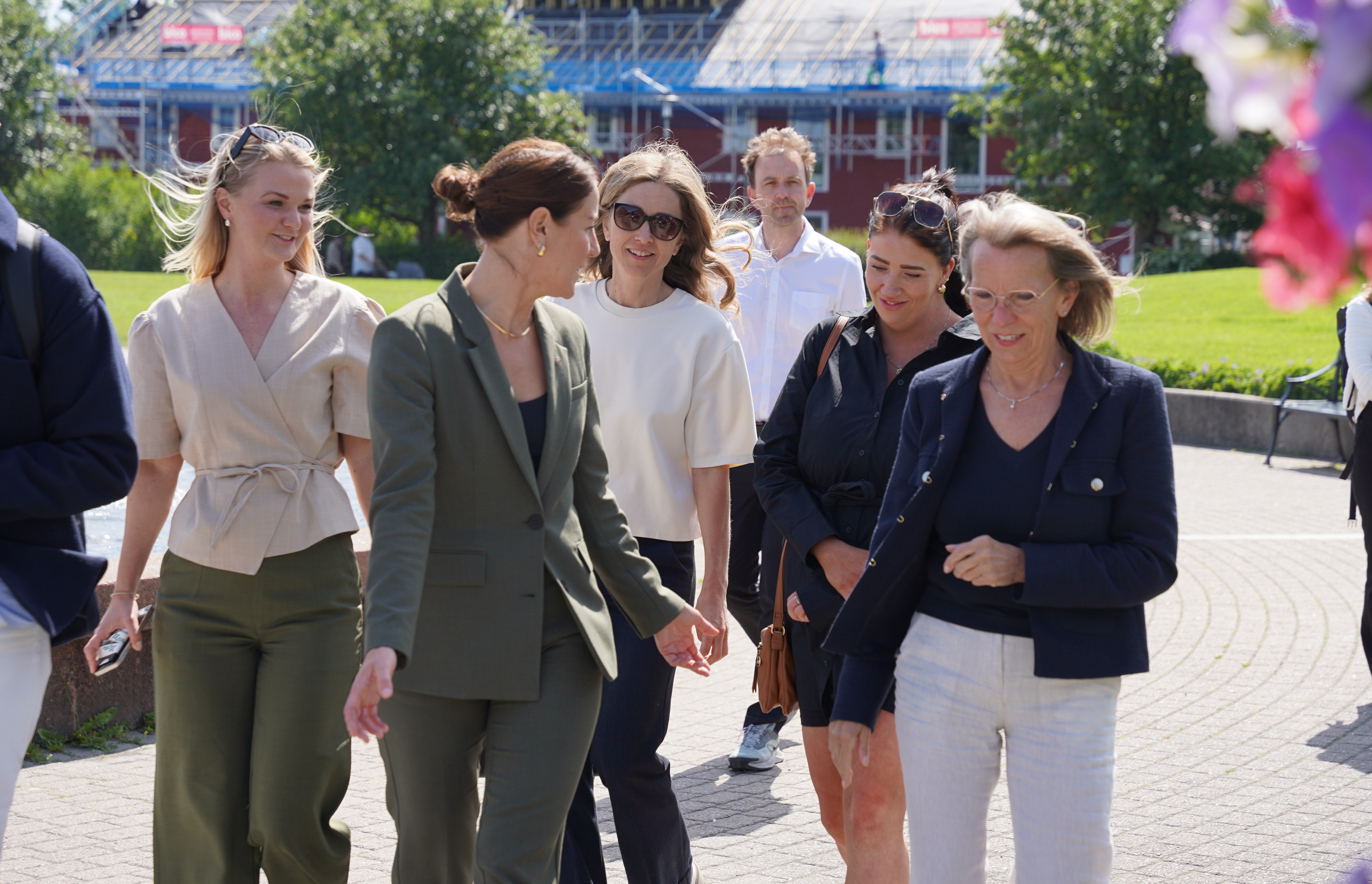  I løpet av besøket møtte Brenna representanter fra PwC, en av bedriftene som har tatt i bruk Bedriftspakken, sammen med direktør for Nav Kristiansand, Heidy Døsvik, og prosjektleder i Næringsforeningen, Helena Frustøl Andås.