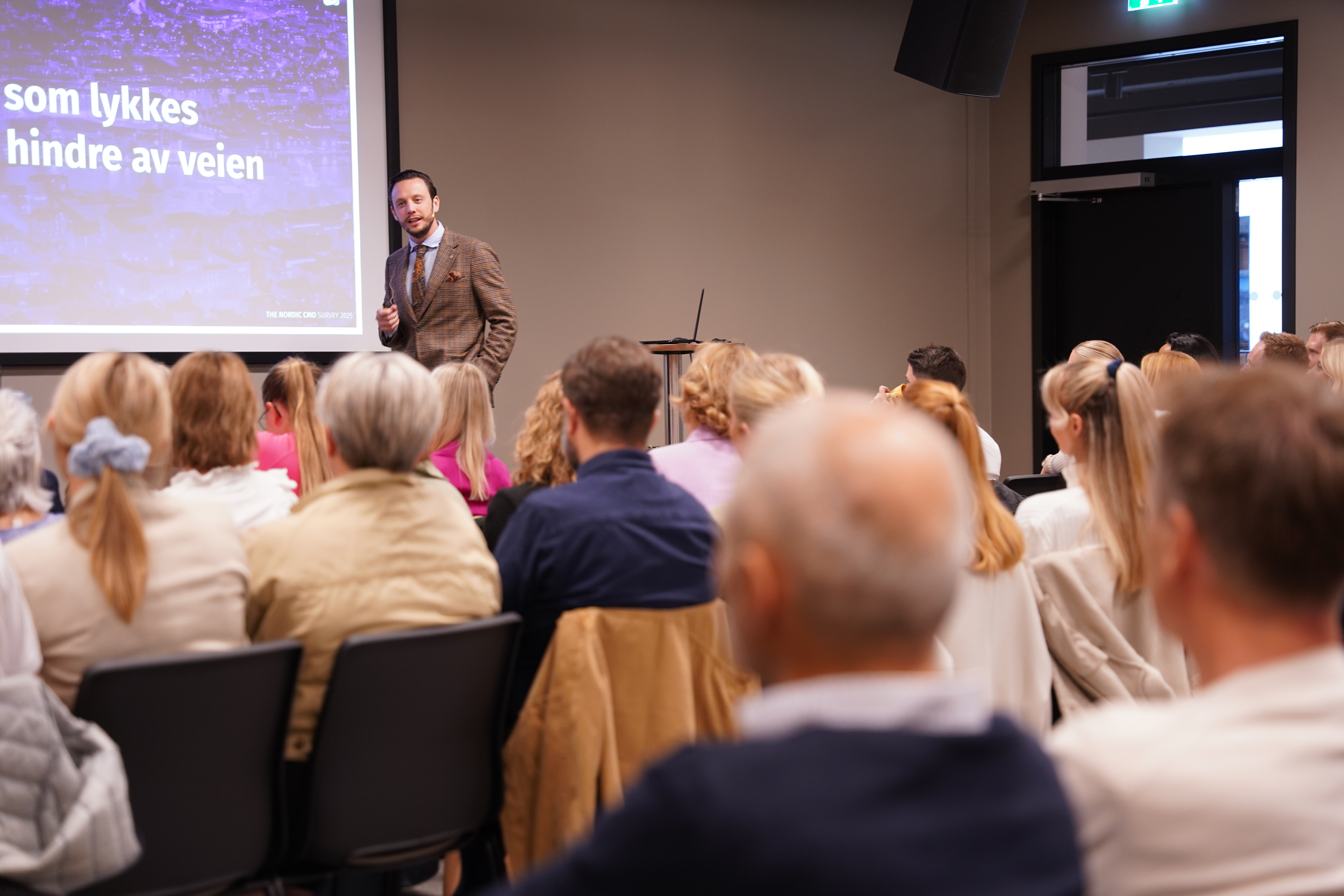 Først ut: Øystein Opperud, byråleder i Synlighet. Han var en av de første på scenen for å snakke om markedsføring i 2025. (Foto: Håkon A. Repstad)