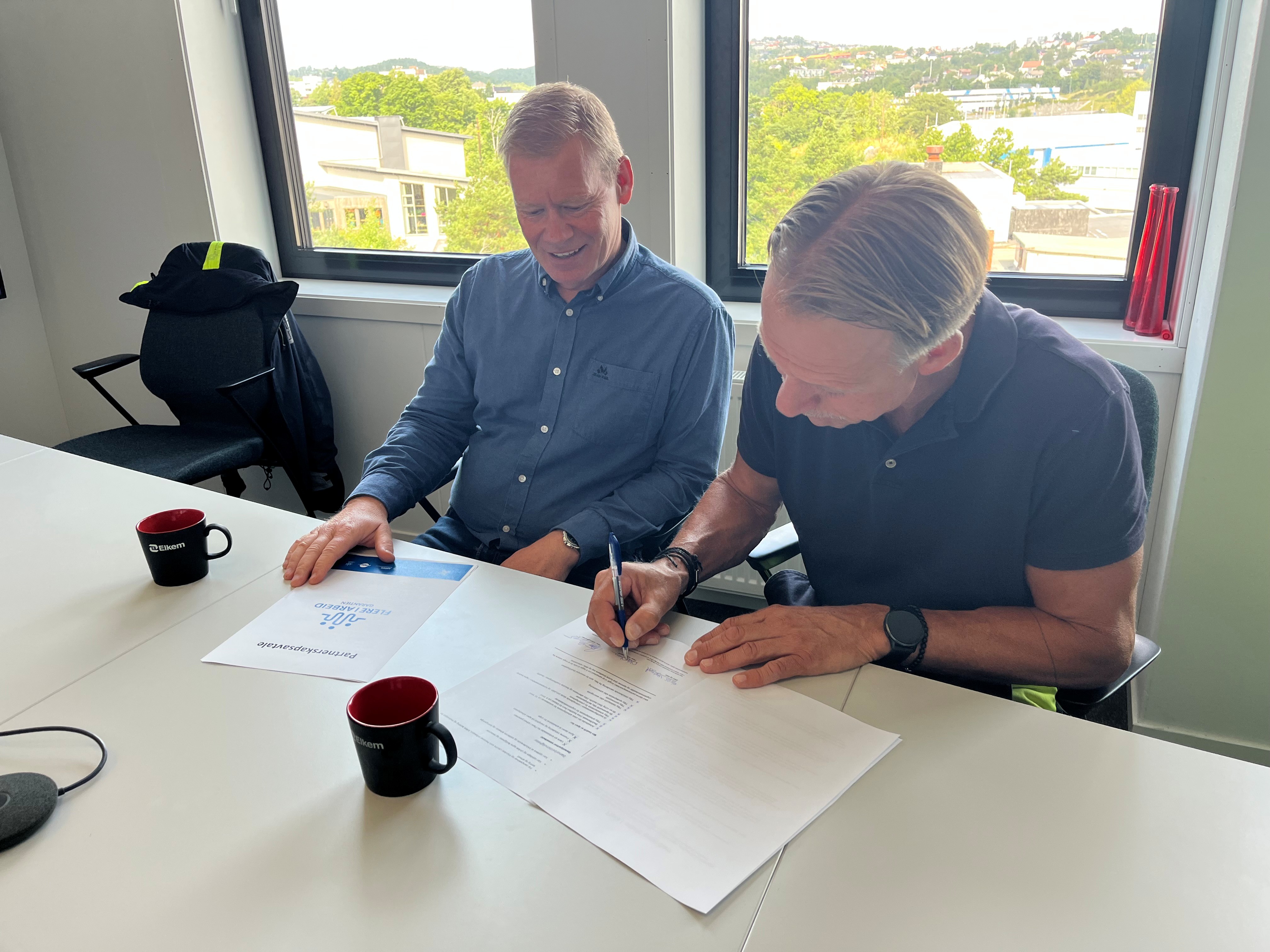 Rune Byremo og Odd Olsen signerer Flere i arbeid-garantien.