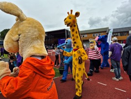 Maskoter på Stafett for livet Kristiansand 2024 – mye moro også for barna. Maskoter på Stafett for livet Kristiansand 2024 – mye moro også for barna.