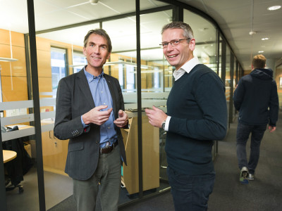 Jon Bjørgum får gode råd fra bedriftsrådgiver Ove Pollestad i bedriftsavdelingen hos Sparebanken Sør i Kristiansand.