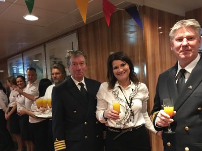 Nina Moland Andersen, sammen med skipets ledelse ønsker velkommen til jubileumslunsj om bord på Super Speed.