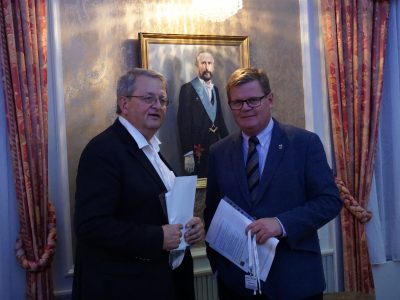 Tidligere ordfører Arvid Grundekjøn, sammen med den nye Harald Furre. 