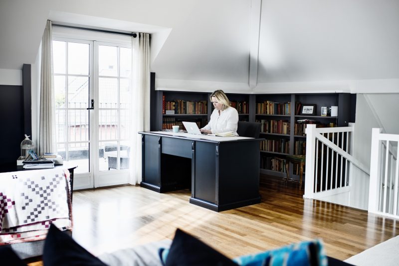 Beate har valgt å ha hjemmekontor i huset hjemme på Ullern i Oslo. – Det fungerer veldig godt med to små barn i skolealder. Når jeg har sendt dem av gårde til skolen, setter jeg meg ned her og ringer utviklerne mine i India på Skype. Foto: Siv Dolmen