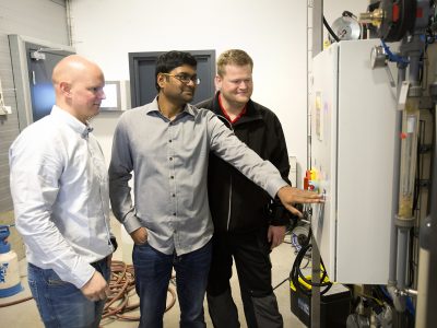 TN-gruppen og vaskehallen for busser og lastebiler på Dalane er Trilobites første kunde, og har nylig installert et pilotanlegg. Her sjekker John Halvorsen i TN-gruppen ut anlegget med Anil Edupuganti og Eirik.