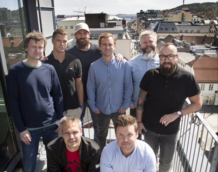 Palmesus-teamet teller nå åtte fast ansatte i staben. Foran sitter de to gründerne Heine Strømme (daglig leder og bookingsjef) og Leif Fosselie (styreleder og fesitvalsjef), bak f.v. Erlend Mosland, (utvikler), Alexander Furnes (produksjons- og utviklingssjef), Kristian Sander Presterud (event- og promosjef), salgssjef Anders Iglebekk, Rune Solberg, (utvikler) og Ketil B. Stensrud (markedssjef).