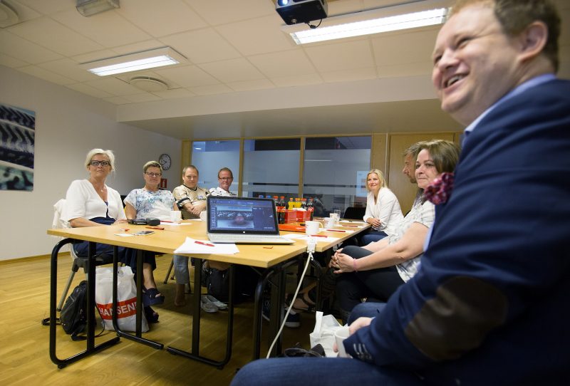 Kursleder Erik Falk Hansen (foran til høyre) forteller om hva som skal til for å bli en unik jobbsøker. F.v. Liv Røinås Hansen, Anne Helene Jacobsen, Roar R. Haldorsen, Harald Aamodt, Christine Gran Morland, Silje Helle og Marianne Lykkedrang. (Foto: Erling Slyngstad-Hægeland)