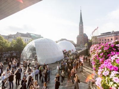 Under årets TEDX Arendal ble det montert opp to store iglooer på torget. – Vi bestilte dem fra Kina, og egentlig skulle det komme en mann fra Kina for å hjelpe oss med å sette dem opp. Men han kom aldri, så vi måtte gjøre det selv. Det var ingen lett sak, humrer Kåre Andersen. FOTO: MAX EMANUELSON/FLICKR.COM