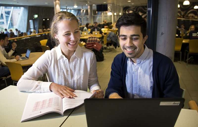 Hamed Hassan og Thea Olstad har fått et annet inntrykk av Sørlandet etter at de flyttet hit for å studere. 